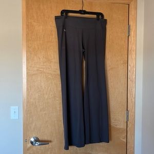 Women’s Under Armour Flared Legging/Yoga Pant - size Medium - Gray